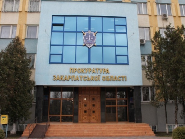 Прокурор Закарпатской области Владимир Янко, который прибыл на место стрельбы в Мукачево, заявил, что ситуация на территории комплекса 