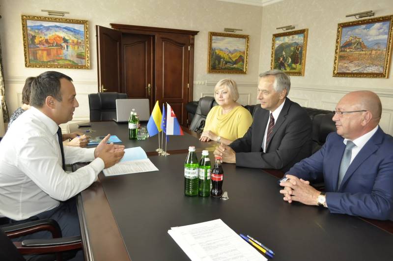 Він провів зустріч з головою Закарпатської обласної ради Володимиром Чубірком.