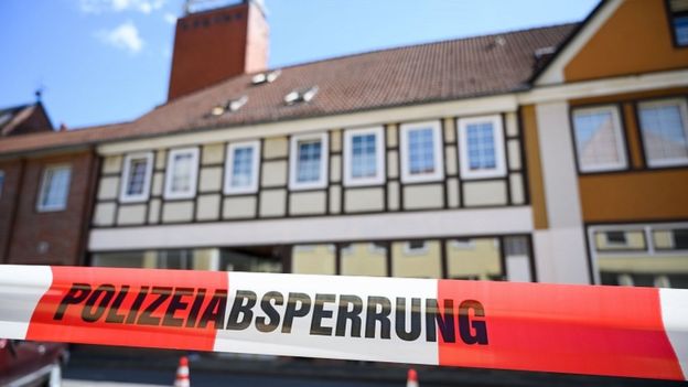 Минулого тижня німецька поліція розпочала розслідування смерті трьох людей, вбитих з арбалетів у готелі неподалік від міста Пассау.