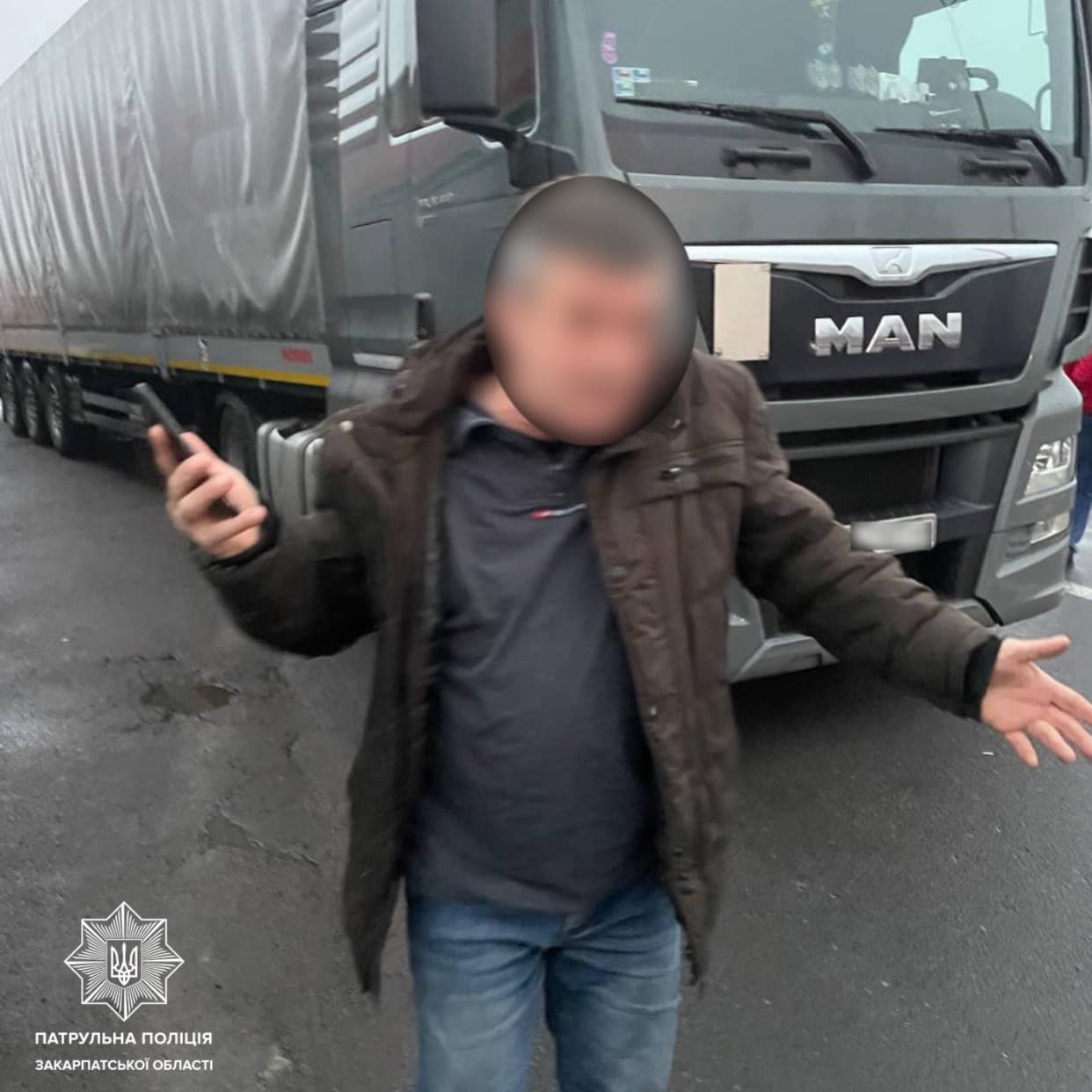 Событие произошло сегодня, около 8:00 .m., на КПП «Тиса». Полиция остановила автомобиль Volvo, водитель которого попытался обойти очередь грузовиков, двигаясь во втором ряду.