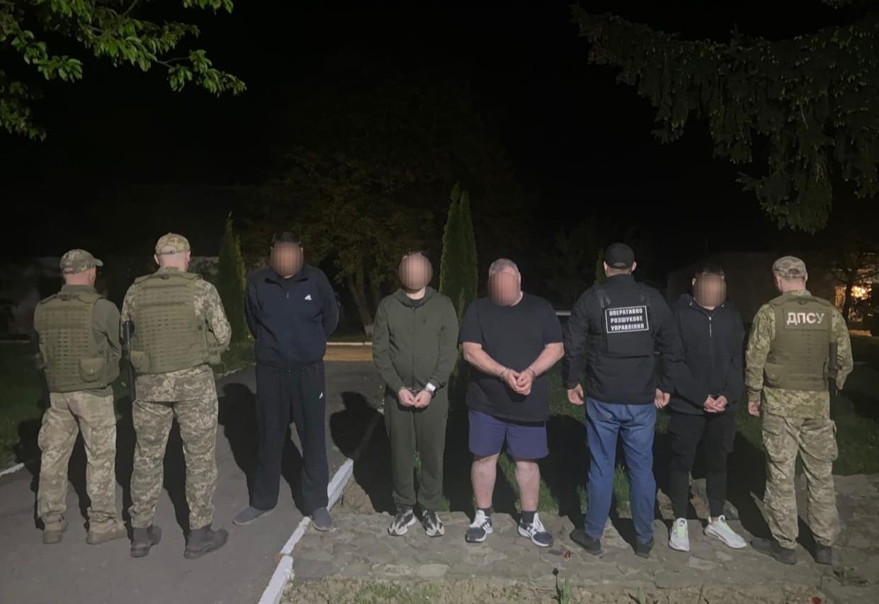 Трьох чоловіків, які намагалися незаконно перетнути кордон України зі Словаччиною, було затримано військовослужбовцями відділення «Гута».