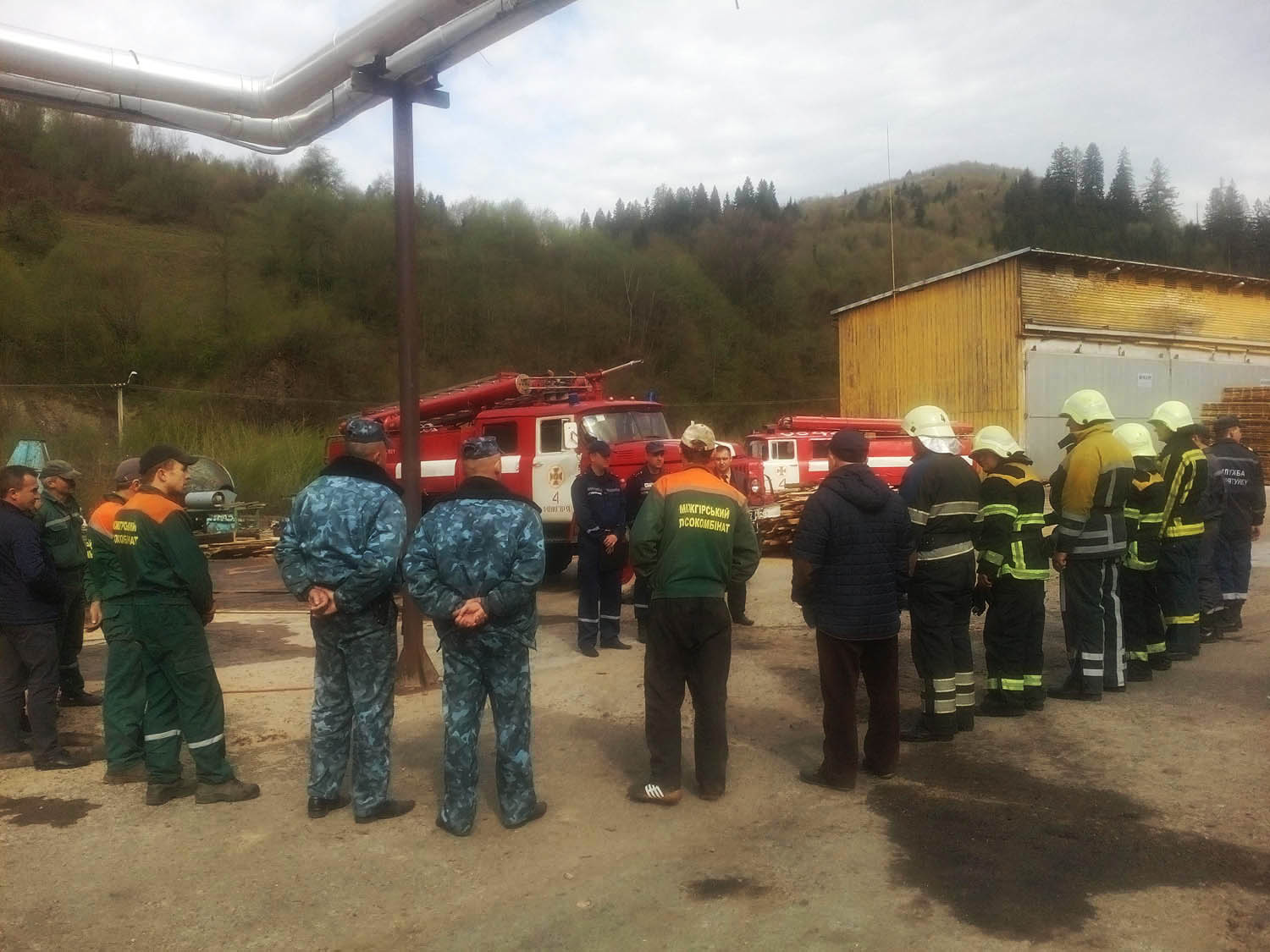 27 квітня міжгірські рятувальники провели спільні тренування по гасінню пожеж на деревообробному підприємстві  ТДВ «Міжгірський лісокомбінат». 