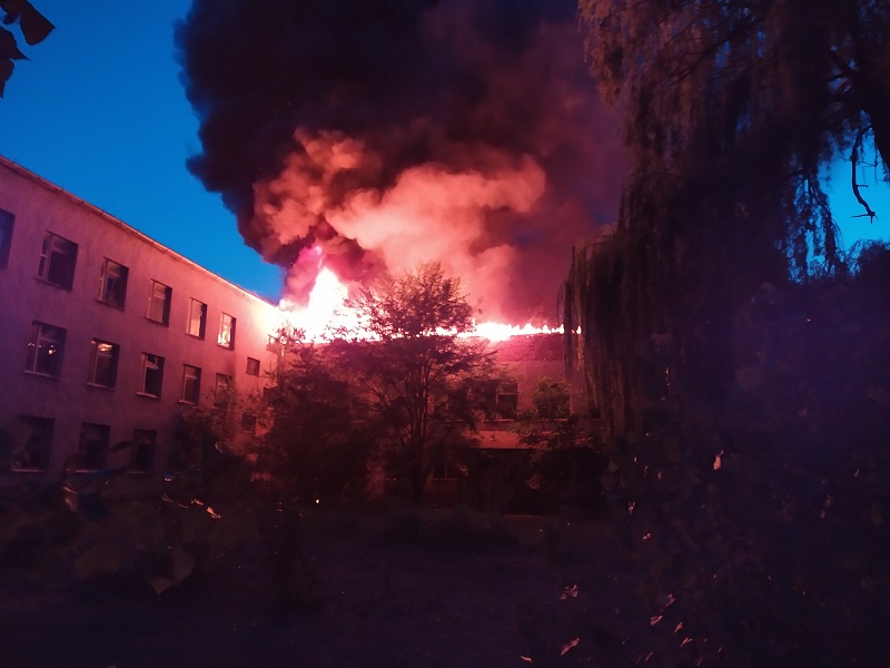 Вогонь з будівлі видно за кількасот метрів.