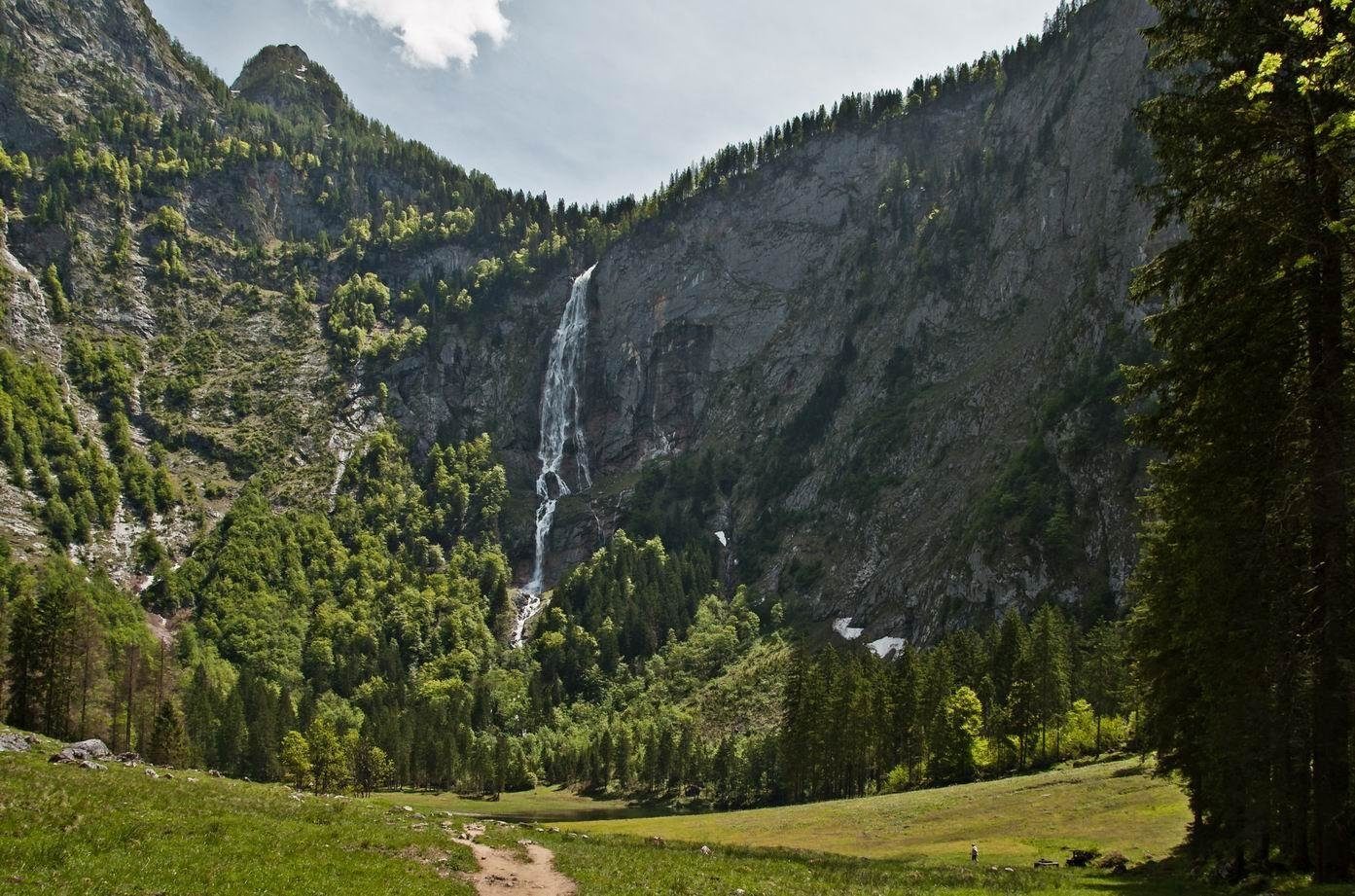 Влада німецької федеральної землі Баварія на п'ять років закрила для відвідувачів Кенігсбахський водоспад і територію навколо нього площею приблизно в 10 гектарів.

