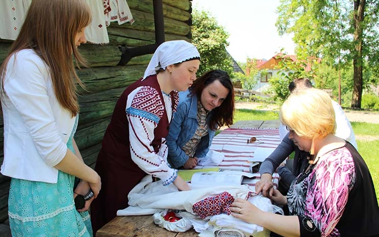 Майстер-клас із створення сорочок-оберегів провели в Ужгороді