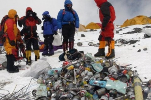 Минулої весни з Евересту було вивезено майже 9 тонн сміття.


