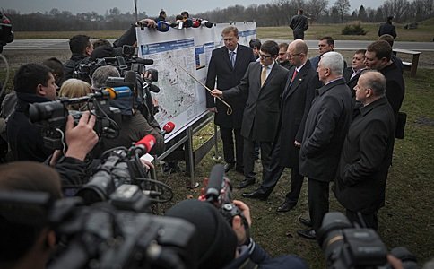 Дорогу Львов-Ивано-Франковск посетил сегодня в областном центре Прикарпатья Премьер-министр Украины Арсений Яценюк.