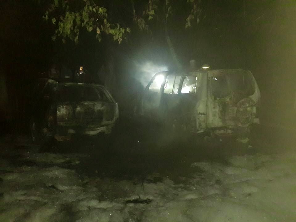 Правоохоронні органи поки не порушували кримінальне провадження за фактом загорання двох автомобілів у місті Ужгороді Закарпатської області. 