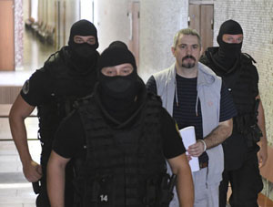 В Україні Володимиру Гласнеру закидають організацію злочинної групи, незаконне володіння зброєю та тероризм.