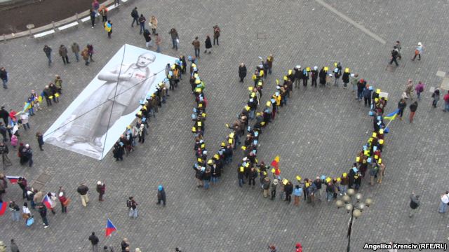 Кілька десятків людей зібралося в суботу на Староміської площі в Празі, щоб взяти участь у хепенінга проти президента Росії Володимира Путіна і його політики