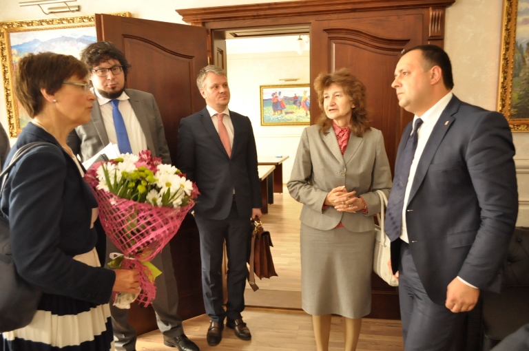 Председатель облсовета провел встречу с Верховным комиссаром ОБСЕ по делам национальных меньшинств Астрид Торс, которая находится с визитом на Закарпатье.
