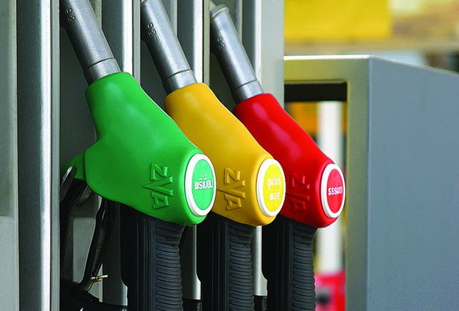 Деякі мережі АЗС підвищили вартість дизельного, А-92 і А-95 бензину відразу на 50 копійок. Тепер літр найдорожчого А-95 коштуватиме автомобілістам 32,45 грн.
