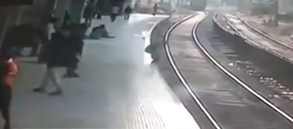 В Індії чоловік спустився і ліг на шляху прямо перед під'їжджаючим на станцію поїздом.