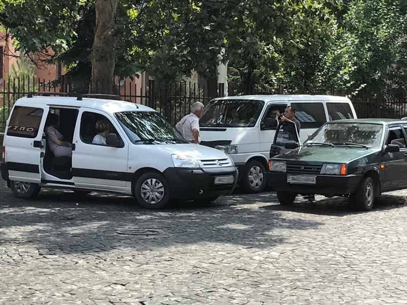 На розі вулиць Духновича та Миру зіткнулись дві автівки.

