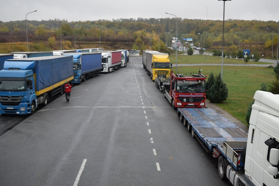 Перед ПП «Ужгород» на кордоні зі Словаччиною спостерігається накопичення вантажних автомобілів, які прямують на виїзд з Україні. Наразі на оформлення очікують понад 300 транспортних засобів.