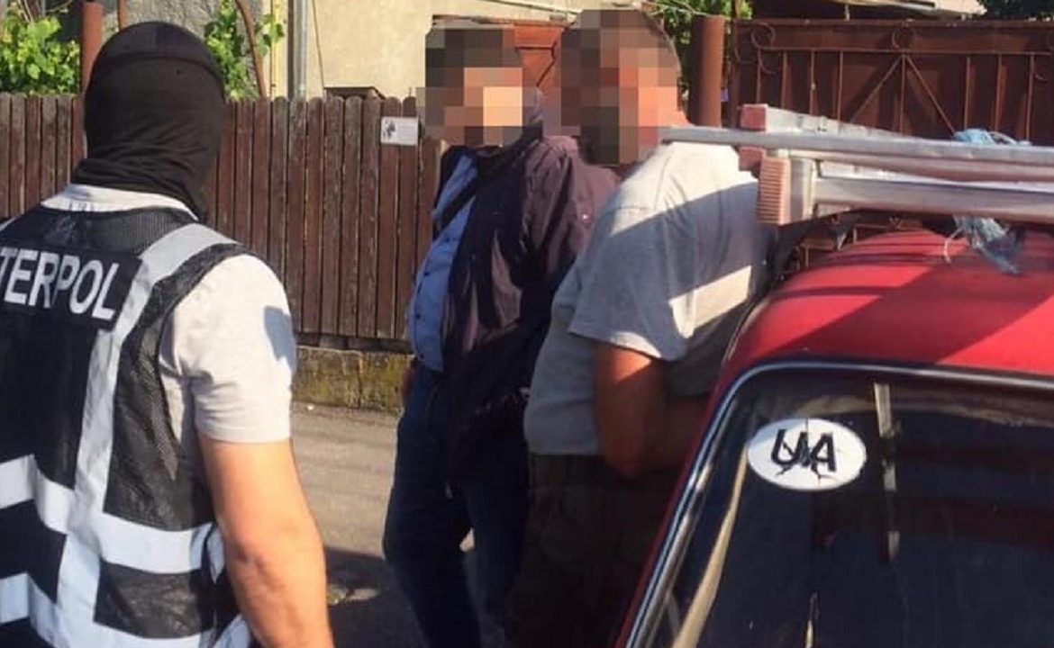 Сотрудники полиции получили оперативную информацию о том, что 49-летний гражданин Венгрии, который находится в международном розыске за совершение серии преступлений, скрывается на территории Закарпатья.