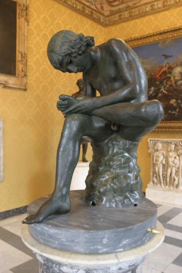 Уменьшенную копию средневековой статуи – мальчика, вытаскивающего занозу из ноги, можно увидеть в краеведческом музее Ужгорода (ФОТО)