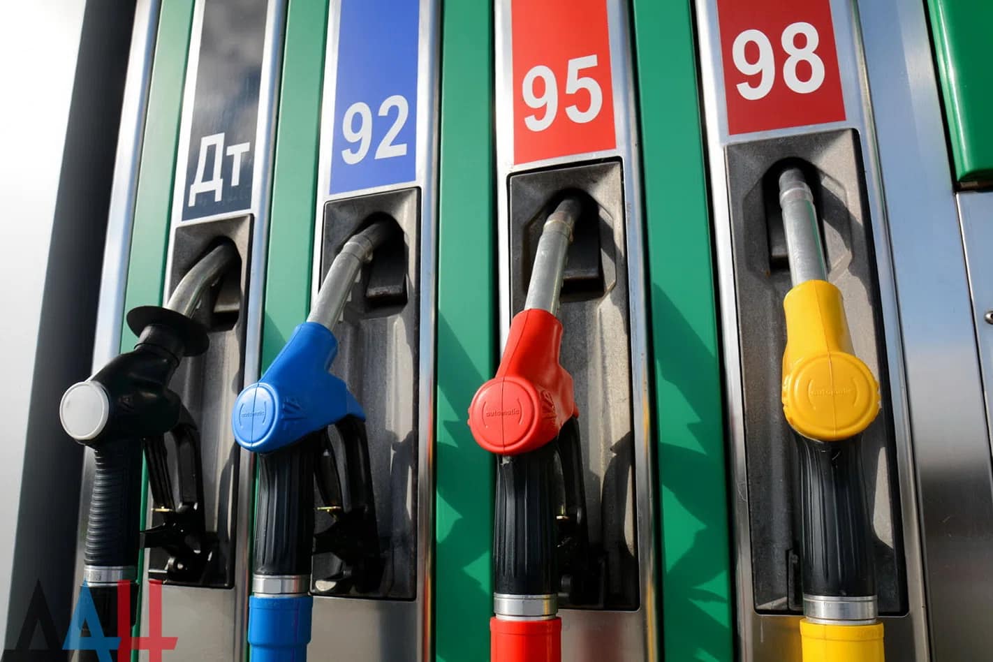 У Берегові спостерігається дефіцит бензину та дизелю на АЗС через перебої в логістиці нафтопродуктів у державі.