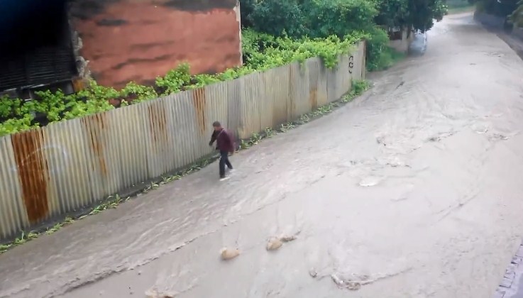В мережі показали наслідки зливи в Ужгороді.