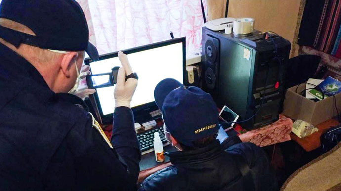 На Буковині поліція викрила 17-річного підлітка, який збував персональні дані громадян з різних країн світу.