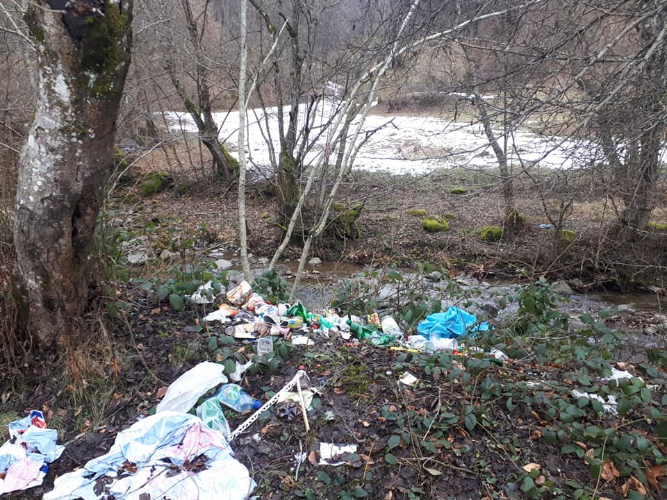Люди ищут личность, сбросившая отходы на окраине села Кушница.