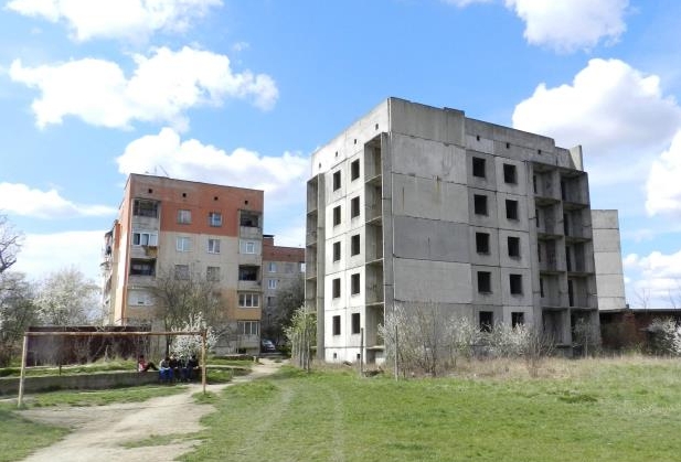 У Берегові діти влаштували "ігровий майданчик" на даху недобудови (ВІДЕО)