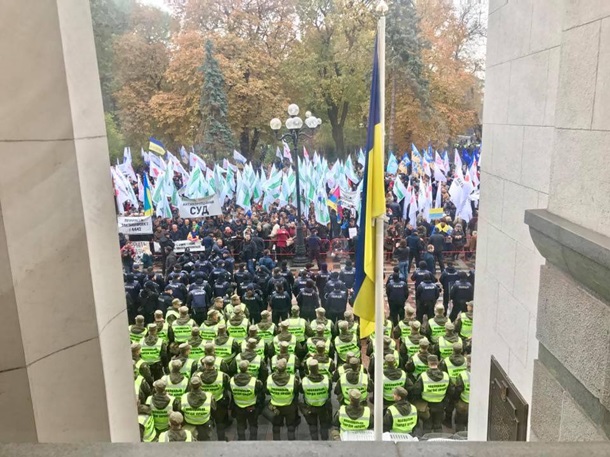 Мітингувати під парламент стягуються деякі з українських партій і вкладники банку 