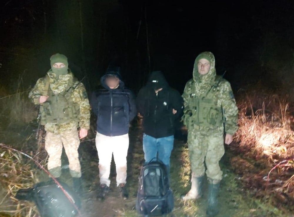 Сьогодні вночі військовослужбовці Чопського загону у співпраці зі словацькими колегами зупинили незаконні наміри шести іноземців, які мали на меті незаконно потрапити з України у Словаччину.