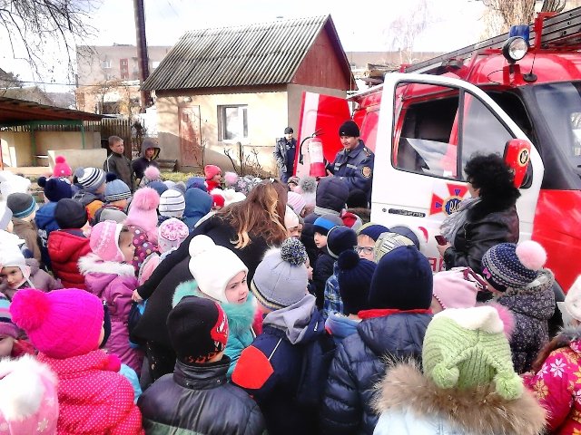28 листопада в рамках проведення Тижня знань з основ безпеки життєдіяльності рятувальники завітали до вихованців дитячого навчального закладу №13 міста Свалява, що на вулиці Київській. 