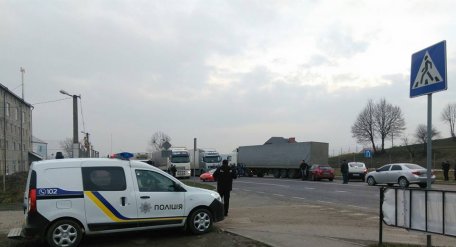 В субботу, 5 марта, около 17:30 водители-дальнобойщики из Закарпатья перекрыли движение в селе Малые Подлески, Жовкивского района. 