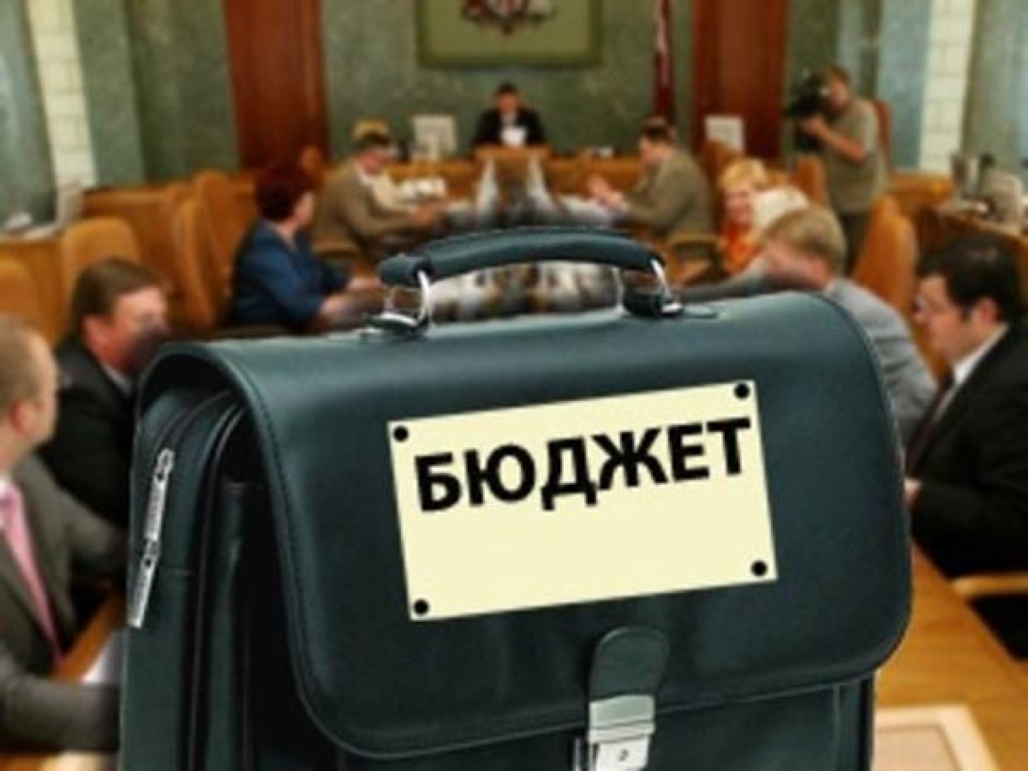 Кабинет министров Украины предлагает Верховной Раде принять проект государственного бюджета на 2016 год с дефицитом в 3,7% ВВП, что в абсолютных цифрах составляет 84 млрд грн.
