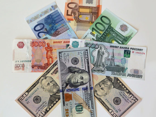 Доллар, евро и российский рубль подешевели.