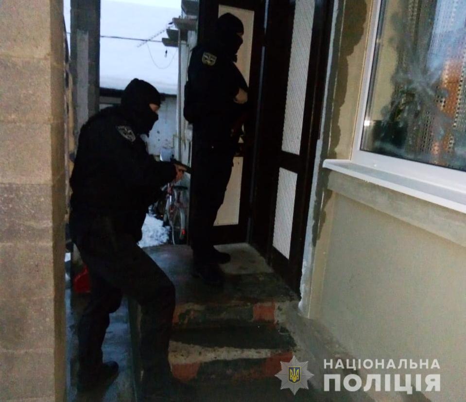 У помешканні жителів села Вишки Великоберезнянського району поліцейські знайшли пістолет та кастет. 