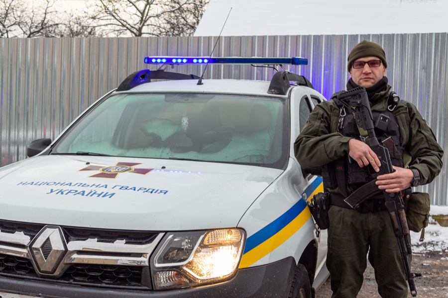 Сержант Національної гвардії України Сергій Черник – серед тих, хто щодня забезпечує безпеку на вулицях Ужгорода й охороняє стратегічні об’єкти. 