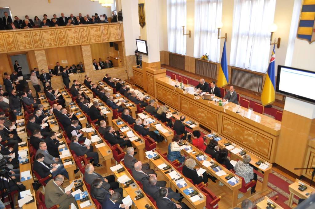 Попри те, що частина депутатів утрималась від голосування, 38 депутатів підтримали звернення до Петра Порошенка щодо перегляду закону «Про освіту».