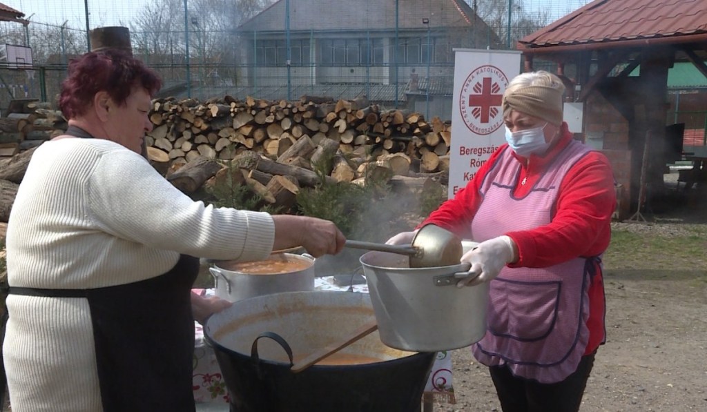 На Страстной неделе перед католической Пасхой волонтеры благотворительного центра «Каритас» Святой Анны посещали пожилых и бедных бесплатным обедом.