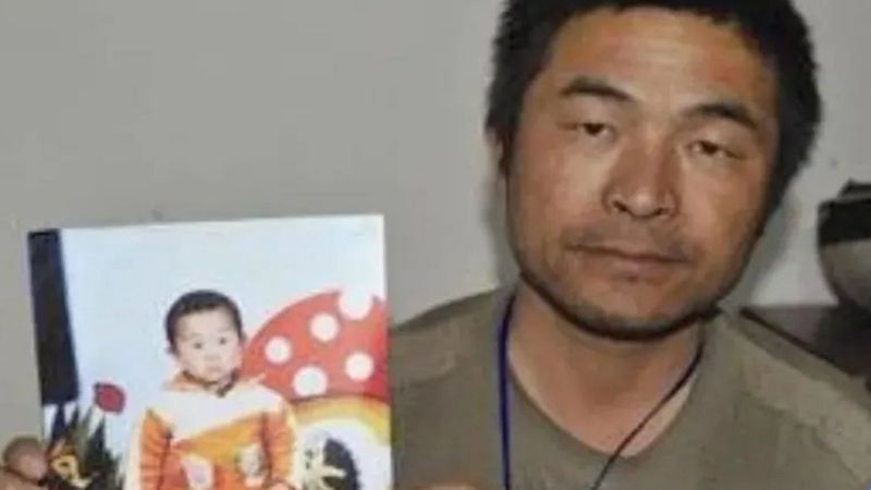 Китаєць знайшов сина після 24 років пошуків - за цей час він проїхав на мотоциклі по всій країні понад 500 000 км.

