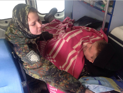 В Авдеевке Донецкой области на промзоне группа медиков попала под обстрел боевиков, есть раненые.
