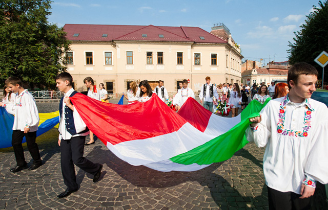 Влада Угорщини вимагає від України, щоб у новому мовному законі, який замінить скасований закон «Ківалова-Колесніченка», угорська мова отримала статус офіційної.