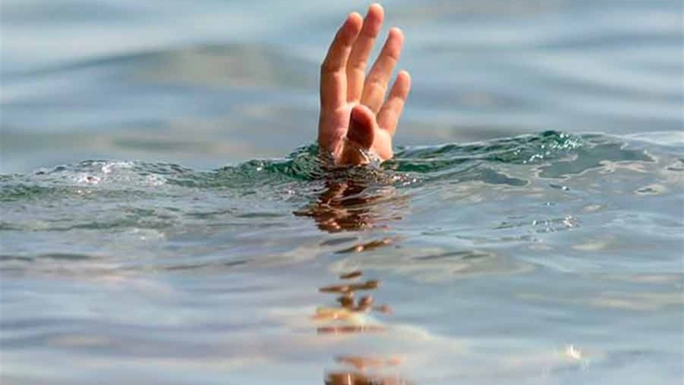 У селі Луг на Рахівщині у річці виявили тіло 64-річного місцевого мешканця. Рятувальники витягли  загиблого з води та передали поліції.