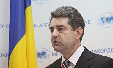 Спикер МИД Украины Евгений Перебийнис сообщил, что переговоры о проведении заседания трехсторонней контактной группы по Донбассу в Минске продолжаются.