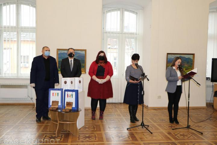 Общество венгерских художников Закарпатья имени Имре Ревеса (RIT) отметил
лучшие представители жанра и их покровители