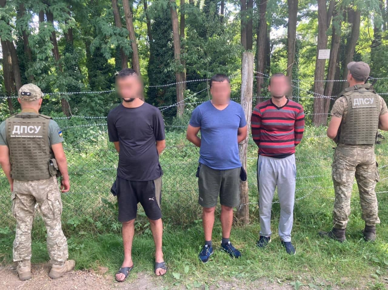 Дві групи ухилянтів затримали учора на Закарпатті прикордонники Мукачівського загону у ході реалізації інформації, наданої офіцерами оперативно-розшукового відділу.