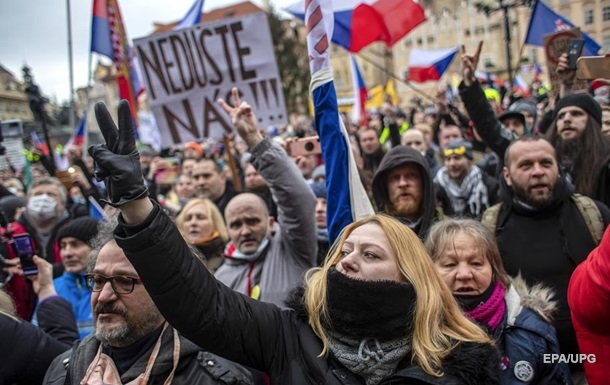 В центре Праги сотни людей собрались на мирную акцию протеста против карантинных ограничений под лозунгом «Откроем Чехию».