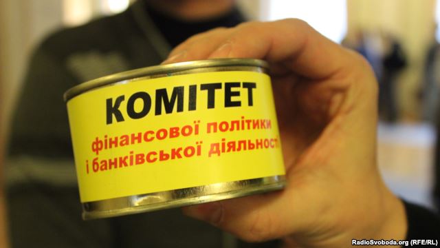 У кулуарах Верховної Ради учасники моніторингу «Відкрито» вручили головам комітетів символічні консерви і відкривачки.