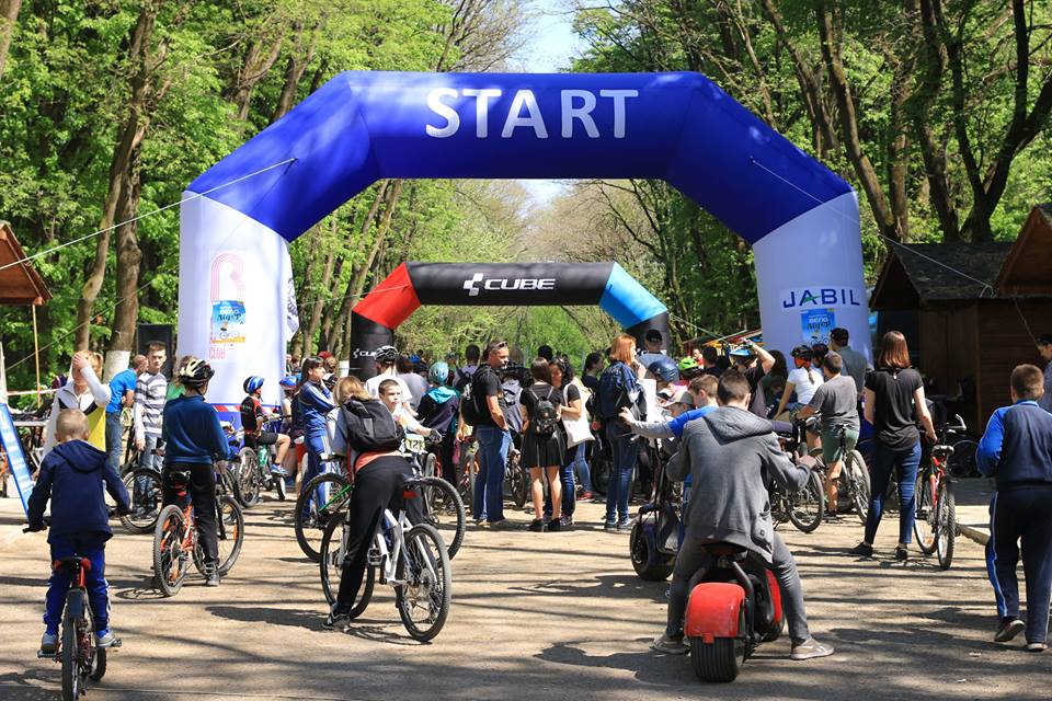 На цьогорічному «ВЕЛО-ЛІДЕРі» - святі велоспорту та здорового відпочинку весняному, що відбувся теплого суботнього (22 квітня) дня в Боздоському парку, взяло участь майже 150 дітей. 