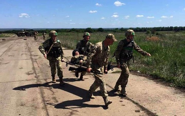 З початку нинішньої доби на Донбасі загинули 2 українських військовослужбовці і ще 11 отримали поранення, передає прес-центр штабу АТО.
