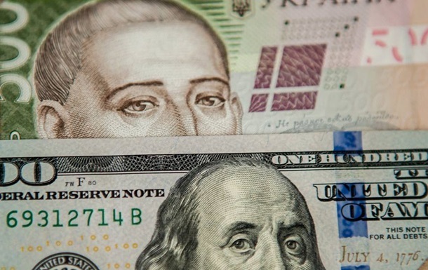 Курс долара на міжбанку в продажу впав на дві копійки, до 23,30 гривні за долар, курс у купівлі знизився на три копійки - до 23,27 гривні за долар.