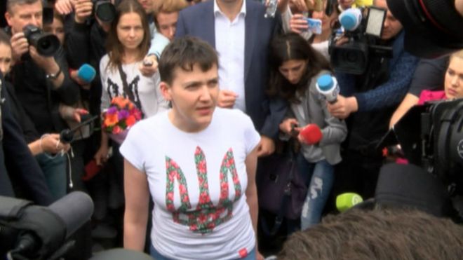 Надежда Савченко сообщила о планах провести в пятницу большую пресс-конференцию. Об этом она рассказала журналистам в среду возле своего дома.