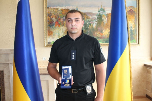 Почесну відзнаку «За заслуги перед Закарпаттям» лейтенанту поліції Роману Фечку вручив голова Закарпатської ОДА.